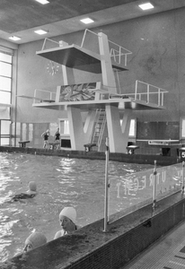 22992 Interieur van het zwembad Den Hommel (Kennedylaan 5) te Utrecht: binnenbad.